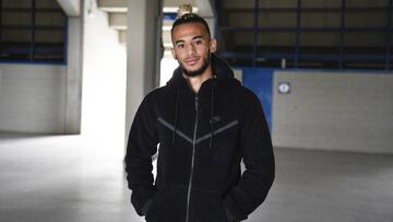 Hicham Boussefiane, posando para As en el estadio Ciudad de M&aacute;laga.