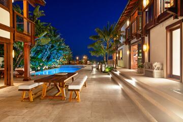 Adem¨¢s de la estancia principal, el terreno tiene otra casa de dos pisos para invitados y entre las dos se esconde una piscina de agua salada ideal para despu¨¦s de una sesi¨®n de surf o un simple ba?o en la playa. Obviamente no le faltan lachimeneas y buen
