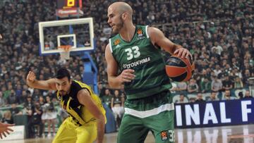 PAN01 ATENAS (GRECIA), 18/04/2017.- El escolta greco-estadounidense Nick Calathes (d) del Panathinaikos durante el partido de play off de la Euroliga entre el Fenerbahce Istanbul y el Panathinaikos disputado en el estadio OAKA de Atenas, Grecia, hoy 18 de abril de 2017. EFE/Panagiotis Moschandreou
