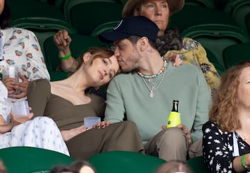 Pete Davidson y Phoebe Dynevor tuvieron una relaci¨®n de aproximadamente seis meses en 2021. Se conocieron a principios de ese a?o y fueron vistos juntos en Manchester, la ciudad natal de Phoebe. En julio, hicieron su primera aparici¨®n p¨²blica como pareja en Wimbledon, donde se mostraron muy cari?osos.
Sin embargo, la relaci¨®n termin¨® en agosto de 2021. Seg¨²n fuentes cercanas, la distancia fue un factor clave en la ruptura, ya que Phoebe estaba en Inglaterra filmando la segunda temporada de 'Los Bridgerton', mientras que Pete estaba en Nueva York trabajando en su carrera.
Phoebe ha mencionado en entrevistas que no esperaba la enorme atenci¨®n medi¨¢tica que recibi¨® su relaci¨®n con Pete. Dijo que fue un per¨ªodo "intimidante" y que aprendi¨® a ser m¨¢s cuidadosa con lo que comparte p¨²blicamente.