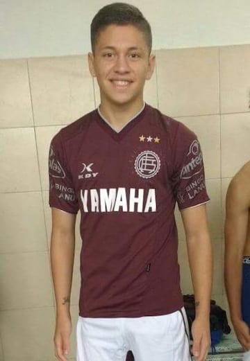 El volante mixto juega en la Sub 20 de Lanús y tuvo algunas citaciones en la Sub 17 de hace dos años. No quedó en la lista para el Mundial de India.