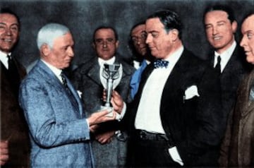 Final del Mundial de Uruguay el 30 de julio de 1930. Se enfrentaron Uruguay y Argentina. Jules Rimet le entregó el trofeo a Raúl Jude, presidente de la Asociación Uruguaya de Fútbol.  