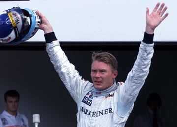 Al finlandés le costó siete temporadas conquistar su primera pole, lo hizo en su quinto año en McLaren en 1997, pero luego cogió carrerilla de tal forma que pudo situarse entre los mejores de la estadística. Culpa de ello la tuvo el monoplaza ganador que fabricaron en Woking para las temporadas de 1998 y 99, es decir, las de sus dos títulos frente a Schumacher e Irvine. Hakkinen fue el que más poles logró ambos años con nueve en el primero y once en el segundo. En el 2000, ya no pudo con Michael y su Ferrari.