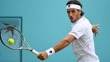 Feliciano López devuelve una bola ante Marton Fucsovics en el Torneo de Queen's.
