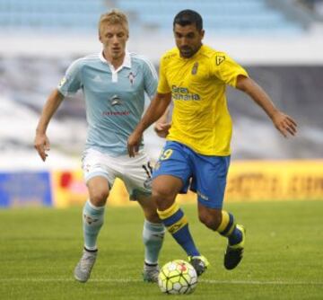 El centrocampista argentino de Las Palmas, Juan Culio, se lleva la pelota ante el centrocampista danés del Celta de Vigo, Daniel Wass, en el partido de la tercera jornada de Liga jugado en el estadio de Balaídos. 