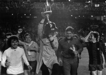 Copa del Rey 1977-1978. (19/04/78). Estadio Santiago Bernabéu. Barcelona-Las Palmas. Los azulgranas ganan 3-1. Los goleadores, Rexach en dos ocasiones, Brindisi y Asensi. Es la primera Copa con extranjeros y también hubo cambio en el color de las tarjetas, del blanco paso al amarillo.