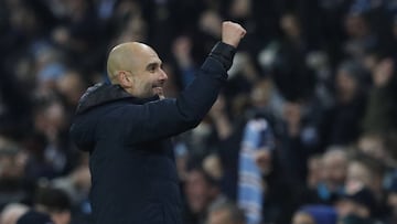 Guardiola celebra con su afición el triunfo ante el Liverpool.