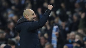 Guardiola celebra con su afici&oacute;n el triunfo ante el Liverpool.