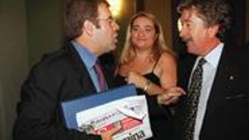 PORTAVOZ. Manuel Velázquez comentó con Tomás Guasch detalles de su nuevo cargo.