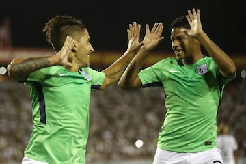 Futbol, Colo Colo vs Alianza de Lima.
Noche alba, partido amistoso.
El jugador de Alianza de Lima Alejandro Hohberg, izquierda, celebra su gol contra Colo Colo durante el partido amistoso en el estadio Monumental de Santiago, Chile.
14/02/2018
Felipe Zanca/Photosport

Football, Colo Colo vs Alianza de Lima.
Night withe, friendly match.
Alianza de Lima's player Alejandro Hohberg, left, celebrates his goal against Colo Colo during the first division football match at Monumental stadium in Santiago, Chile.
14/02/2018
Felipe Zanca/Photosport