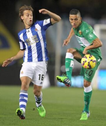 El jugador francés del Elche Faycal Fajr juega un balón ante Sergio Canales.