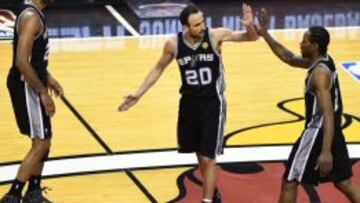 Kawhi Leonard (d) de los Spurs saluda a sus compañeros Manu Ginobili (c) y Tim Duncan (i).
