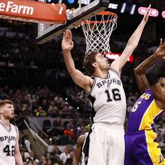 Los Lakers ganan en San Antonio y se complican el 'pick'