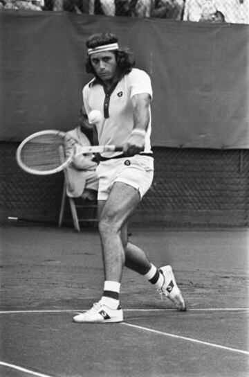 Fue el primer sudamericano en ganar un Grand Slam y en total conquistó cuatro. Llegó a estar dos del mundo en 1977 y tiene la marca de títulos en arcilla con 49.