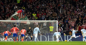 El jugador del Celta, Iago Aspas, marca el 0-1 de penalti al Atltico de Madrid 

