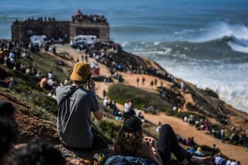 Los acantilados, el mejor anfiteatro natural para el surf de olas grandes en Praia do Norte, Nazaré (Portugal) el 25 de febrero del 2022.