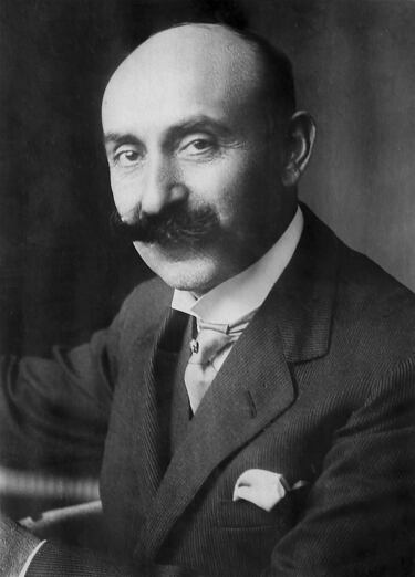 Nicola Romeo (1876-1938) fue un ingeniero y empresario italiano del sector metalmecanico. Fue fundador de la Sociedad Ing. Nicola Romeo e Co., la cual tras fusionarse con la Anonima Lombarda Fabbrica di Automobili (ALFA) en 1915, se terminó convirtiendo en la actual Alfa Romeo. Fue senador del Reino de Italia desde 1929 a 1938. Más allá de empresario e industrial, el ingeniero Romeo se ocupó del campo científico de problemas de geometría pura. Fue además muy activo en la obras de beneficencia y fondos y sosteniendo un asilo infantil en su ciudad natal.
