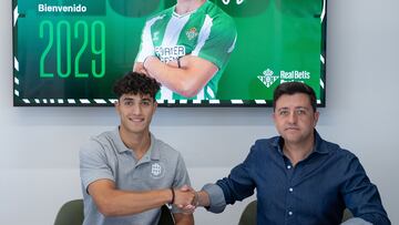 Borja Alonso y Miguel Calzado, durante la firma de su contrato.