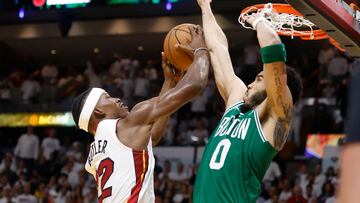 Miami (United States), 28/05/2023.- Boston Celtics forward Jayson Tatum (R) defends Miami Heat forward Jimmy Butler (L) during the second half of the NBA basketball Eastern Conference Finals playoff game six between the Miami Heat and the Boston Celtics at the Kaseya Center in Miami, Florida, USA, 27 May 2023. (Baloncesto, Estados Unidos) EFE/EPA/RHONA WISE SHUTTERSTOCK OUT
