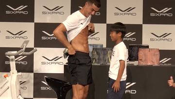 During an event to promote Cristiano Ronaldo’s fitness brand Sixpad, a young fan in Japan showed off his abs to  Ronaldo before asking to see his abs too.