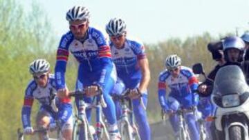 <b>EL BOSQUE. </b>Boonen y el Quick Step supervisan el tramo de Arenberg.