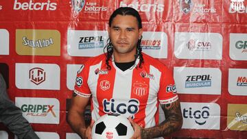 Gullit Peña se queda sin equipo; CD Vida le da las gracias