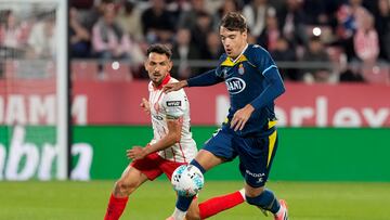 GIRONA, 26/09/2025.- El defensa del Espanyol, Urko González (d), con el balón ante el jugador del Girona, Iván Martín, durante el encuentro correspondiente a la jornada siete de Laliga EA Sports que disputan hoy viernes Girona y Espanyol en el estadio municipal de Montilivi, en Girona. EFE/David Borrat.