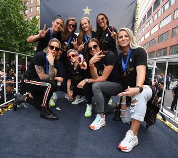 La selección femenil de Estados Unidos se coronó el domingo al vencer en la final del Mundial a Holanda. Hoy desfilaron en las calles de Broadway, New York.