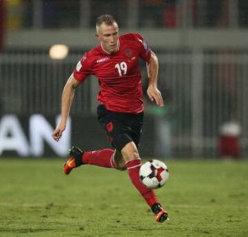 Albania's Bekim Balaj controls the ball during the World Cup 2018 qualifier football match Albania vs Spain in Loro Borici stadium in the city of Shkoder on October 9, 2016. / AFP PHOTO / GENT SHKULLAKU