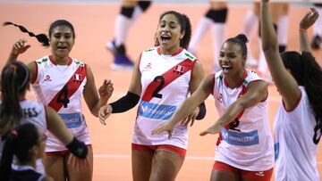 La selecci&oacute;n femenina de voleibol peruano celebrando un punto ante Guatemala en la Copa Panamericana U23.