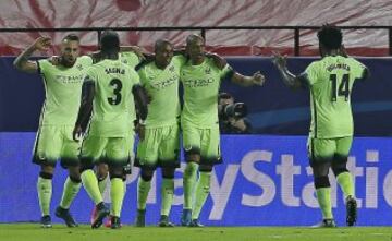 Los jugadores celebran el 0-2 de Fernandinho. 