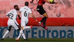 PALMA DE MALLORCA, 05/02/2023.- El delantero del Real Mallorca Vedat Muriqi (d) se lleva la pelota ante los defensas del Real Madrid Nacho Fernández (2i) y Antonio Rudger (i) durante el Partido de La Liga que disputan el Mallorca y el Real Madrid en el estadio de Son Moix.- EFE/CATI CLADERA
