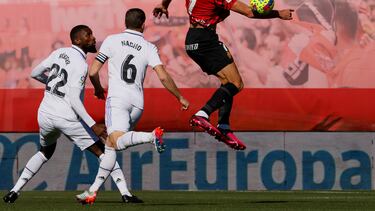 PALMA DE MALLORCA, 05/02/2023.- El delantero del Real Mallorca Vedat Muriqi (d) se lleva la pelota ante los defensas del Real Madrid Nacho Fernández (2i) y Antonio Rudger (i) durante el Partido de La Liga que disputan el Mallorca y el Real Madrid en el estadio de Son Moix.- EFE/CATI CLADERA