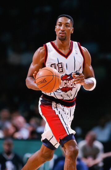 Equipos: Chicago Bulls (1987-1998 y 2003-2004), Houston Rockets (1998-1999) y Portland Trail Blazers (1999-2003). Promedios en su carrera: 16,1 puntos, 6,4 rebotes y 5,2 asistencias. Fue mucho más que el escudero de Jordan; pero, seguramente, eso sea lo que marque los recuerdos del gran público (aún más, después de The Last Dance) y lo que haga muy complicado visualizarle con otras camisetas. Como el resto de Chicago Bulls, no se libró de la revolución que tenía preparada Jerry Krause tras el segundo three-peat. Llegó a los Rockets, un destino de lo más apetecible con Olajuwon y Charles Barkley esperando; pero no engrasó. “Es demasiado egoísta y le falta voluntad para ganar algo”, dijo sobre el segundo. Tras solamente 50 partidos, pidió el traspaso. “Pippen es un traidor y un inseguro”, respondería Barkley tras su marcha. Cuatro temporadas en Portland Trail Blazers, con playoffs en todas ellas, escribieron el penúltimo capítulo de su paso por la NBA (luego, llegarían Finlandia y Suecia). El epílogo, tomaría forma de regreso a Chicago. Un cierre circular, más si cabe con su último enfrentamiento contra los Blazers, que quedó tristemente lastrado por su rodilla: sólo pudo disputar 23 partidos con una media de 17,9 minutos. 