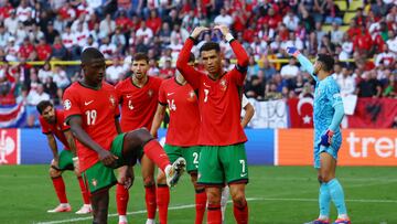 Cristiano Ronaldo y m芍s jugadores de Portugal.
