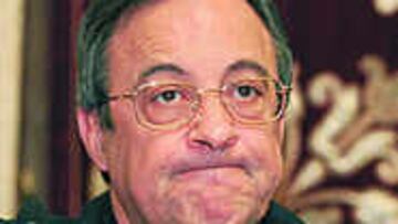 PENSATIVO Y PREOCUPADO. Florentino Pérez estuvo ayer serio y preocupado por la delicada situación deportiva que atraviesa el Real Madrid en la Liga.