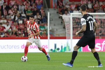 Pascanu acompañó un recital defensivo con su primer gol como rojiblanco. El lateral recogió un balón dividido tras un lanzamiento de falta y, con algo de fortuna al golpear su disparo en un defensor, marcó para apuntillar al Elche.