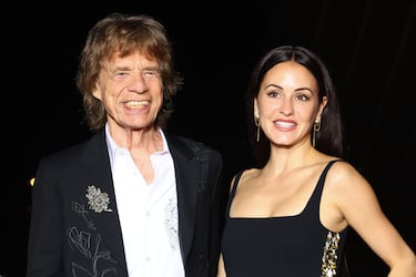 Mick Jagger y Melanie Hamrick han estado juntos desde 2014, cuando se conocieron en una gira de los Rolling Stones en Japón. Melanie, una exbailarina del American Ballet Theatre, y Mick, el legendario líder de los Rolling Stones, han mantenido una relación estable a pesar de la diferencia de edad de 43 años.

En 2016, dieron la bienvenida a su hijo, Deveraux Octavian Basil Jagger. A lo largo de los años, han trabajado juntos en proyectos como el ballet Porte Rouge, que combinó la coreografía de Melanie con la música de los Rolling Stones.

Aunque llevan comprometidos desde hace dos o tres años, Melanie ha mencionado en entrevistas que no tienen prisa por casarse, ya que son felices con su vida actual. La pareja ha demostrado que su relación se basa en el apoyo mutuo y la felicidad cotidiana.