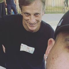 Ventajas de ser Tony Hawk: te cuelas en una piscina que no es tuya y te piden fotos