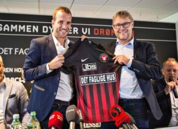 El conocido futbolista holand¨¦s, ex del Real Madrid y del Betis, tiene origen espa?ol ya que su madre es de Chiclana (C¨¢diz).
Actualmente es jugador del Midtjylland.