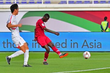 El jugador de Qatar Almoez Ali marca uno de sus cuatro goles. 