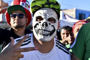 Supporters of Mexico arrive to attend their 2018 World Cup qualifier football match against Trinidad and Tobago, at the Alfonso Lastras stadium in San Luis Potosi, Mexico, on October 6, 2017. / AFP PHOTO / YURI CORTEZ