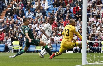 En el 56 de partido Vinícius realizó un jugadón. Recibió un buen balón al espacio, regateó a los defensas, pero Pau desvió su remate a bocajarro.