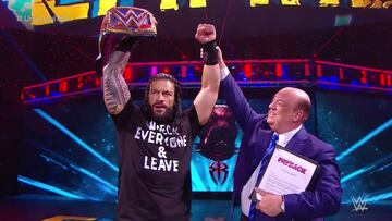Roman Reigns celebra su victoria en Payback 2020.