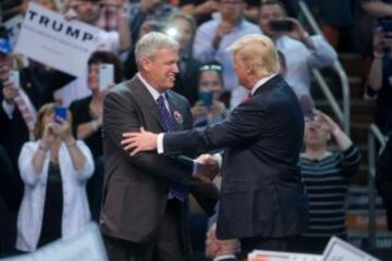 A pesar de que se le ha ligado con los Patriots, Trump intentó comprar a los Bills de Buffalo, pues se menciona que es el equipo que apoya. En la fotografía se le puede ver con el coach de Buffalo, Rex Ryan.