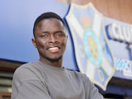 Younousse Diop posa con el escudo del Tenerife para la entrevista con AS.