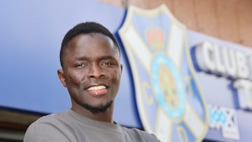 Younousse Diop posa con el escudo del Tenerife para la entrevista con AS.