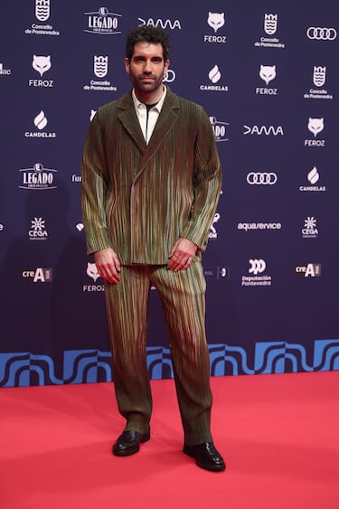 El actor Tamar Novas posa en la alfombra roja de los Premios Feroz 2026, en el Pazo da Cultura, en Pontevedra, Galicia. 