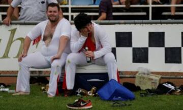 Los jugadores descansan con una cerveza.