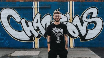 Mateusz Klich, delante del mural que hizo en honor al ascenso del Leeds a Premier, en 2020.